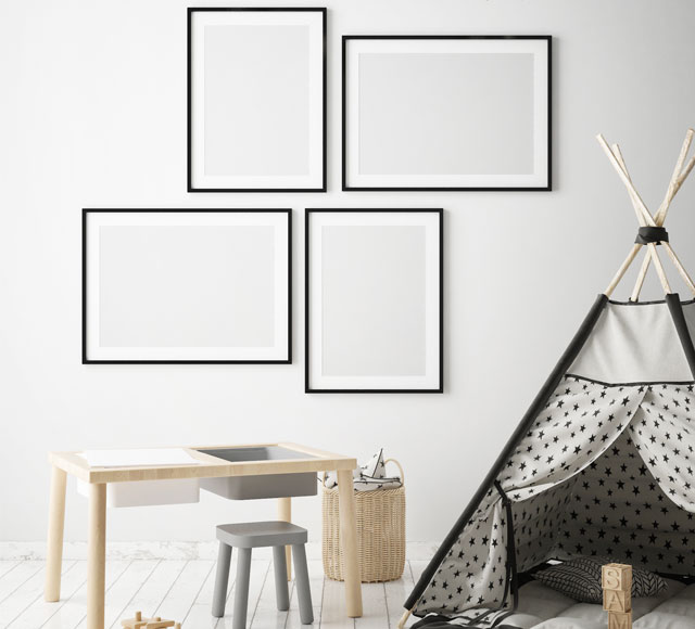 poster et cadres dans une chambre d'enfant